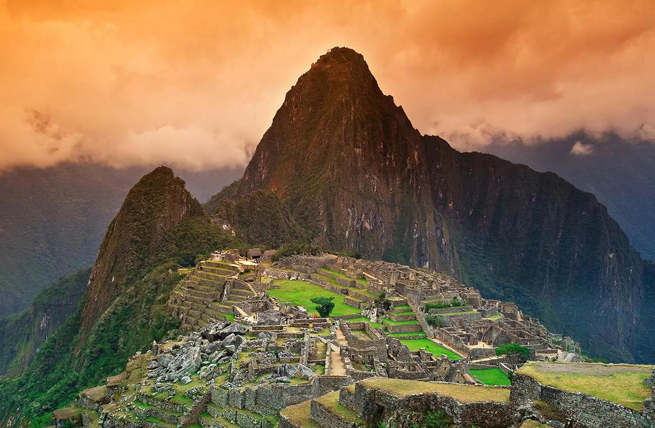 A view of the mountains and houses in machu picchu.