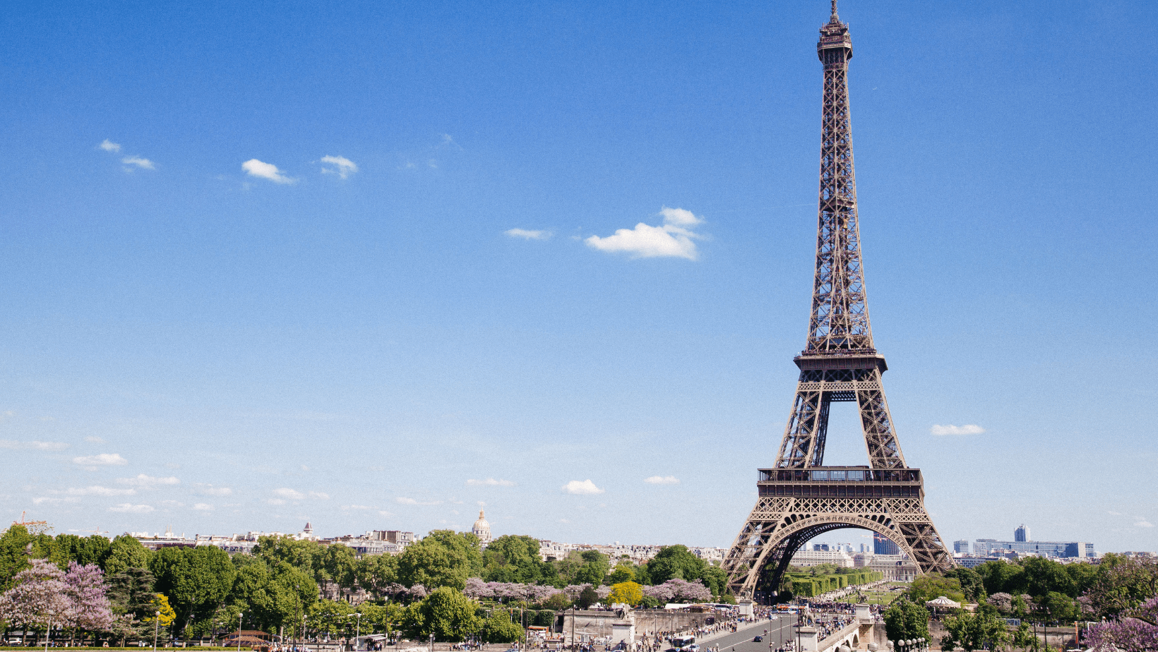 A view of the eiffel tower from across the street.