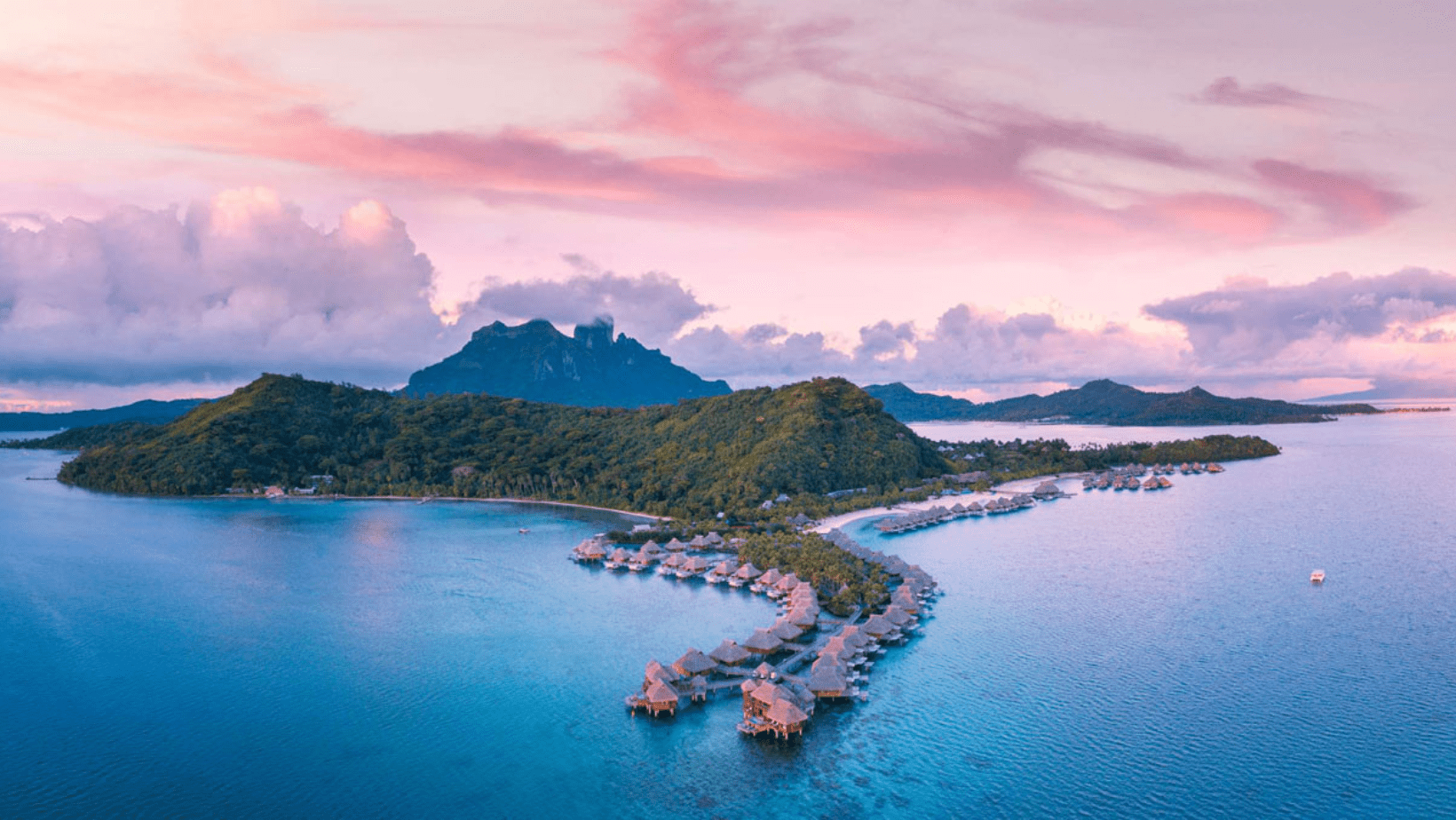 A view of an island with many houses in the water.