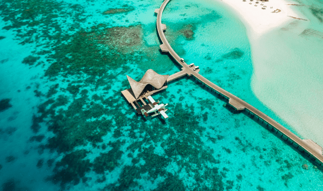 A bird 's eye view of an ocean with a boat in it.