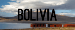 A picture of the bolivian capital with mountains in the background.